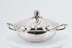 Paar runde Deckelschuesseln mit grossem Fruchtknauf und eine Sauciere, 75466-16, Van Ham Kunstauktionen