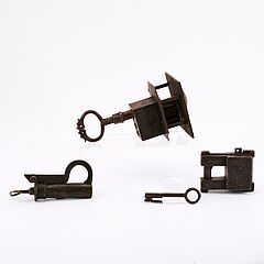 Ein Vorhangschloss mit Gewindeschlüssel, Ein rechteckiges Vorhangschloss, Ein Türschloss, 81851-11, Van Ham Kunstauktionen