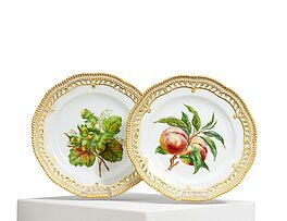 Royal Copenhagen - Zwei Dessertteller mit Obst und Nuessen, 81855-6, Van Ham Kunstauktionen