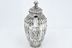 Georg Roth - Vierteiliges Kaffee- und Teeservice mit gekehlter Wandung und Blumenzier, 69591-88, Van Ham Kunstauktionen