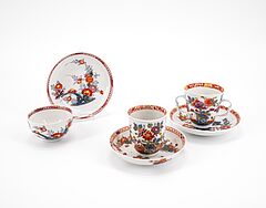 Meissen - Doppelhenkelbecher Becher amp Koppchen mit Untertassen und ueberdekoriertem Kakiemondekor, 76821-8, Van Ham Kunstauktionen