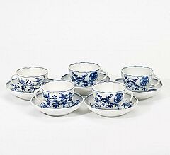 Meissen - Fuenf Tassen und Untertassen mit Zwiebelmusterdekor, 54937-5, Van Ham Kunstauktionen