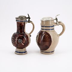 Westerwald - Enghalskanne mit Wappenrelief und Kugelbauchkrug mit Zeichen der Bierbrauer, 80743-7, Van Ham Kunstauktionen