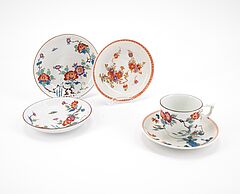 Meissen - Tasse und vier Untertassen mit asiatischen Dekoren, 76821-9, Van Ham Kunstauktionen