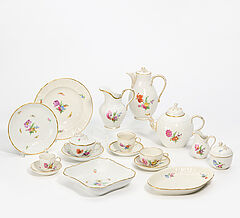 KMP - Grosses Speise- Tee und Kaffeeservice mit Blumendekor, 73333-1, Van Ham Kunstauktionen
