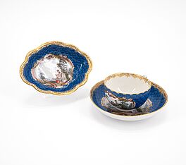 Meissen - Tasse mit Untertasse und passige Schale mit blauem Schuppendekor und Kartuschen mit Gartenszenen, 76821-264, Van Ham Kunstauktionen