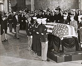 Anonym - President Kennedy lies in state US Capitol Jackie Robert and Ted Kennedy pay respects, 68004-287, Van Ham Kunstauktionen
