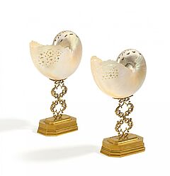 Deutschland - Paar Nautilusschnecken mit Dekorbeschnitt, 65202-1, Van Ham Kunstauktionen