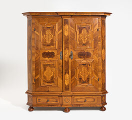 Deutschland - Grosser Dielenschrank mit kassettierten Tuerfeldern und ornamentalen Einlagen, 75323-8, Van Ham Kunstauktionen