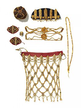 Bedeutende Krone und weitere zeremonielle Knochengewaender, 65689-20, Van Ham Kunstauktionen