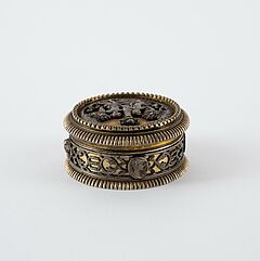 Deutschland - Kleine runde Doppeldose mit Amoretten an antiker Saeule, 80194-9, Van Ham Kunstauktionen