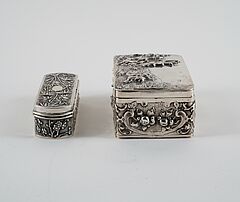 Kleine Gebaeckdose mit Reitern vor Burgenlandschaft amp laengliche Dose mit Bambus und Kirschzweigen, 75836-2, Van Ham Kunstauktionen