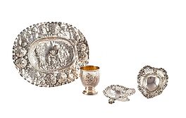 Ovale Historismus Schauplatte zwei Schaelchen in Herzform ein gefusster Becher, 79526-18, Van Ham Kunstauktionen