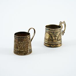 Zwei kleine Vodkabecher mit gravierten Dekoren, 80769-6, Van Ham Kunstauktionen