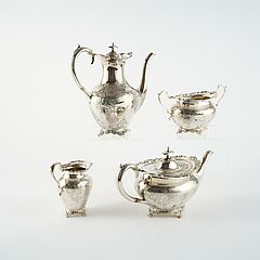 Mappin Brothers - Vierteiliges Victoria Kaffee- und Teeservice mit fein gravierten Ranken, 81573-1, Van Ham Kunstauktionen