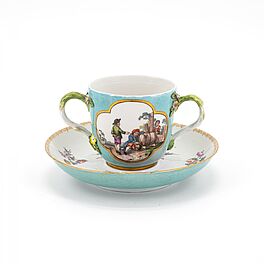 Meissen - Henkeltasse mit Tuerkisfond aufgelegten Blueten und baeuerlichen Szenen, 76821-196, Van Ham Kunstauktionen