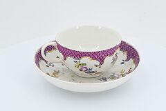 Meissen - Obsthaendlerin kleiner Kavalier und Tasse mit Untertasse, 73219-16, Van Ham Kunstauktionen