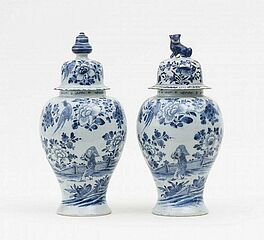 Paar Balustervasen mit chinesischem Bauern und Blumendekor, 53545-3, Van Ham Kunstauktionen