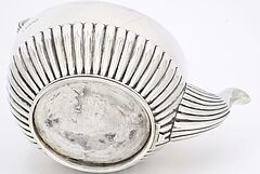 Charles Stuart Harris - Edward VII Teekanne mit godronierter Wandung auf Rechaud, 69591-37, Van Ham Kunstauktionen