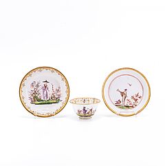 Meissen - Ein Koppchen und zwei Untertassen mit Chinoiserien, 76821-69, Van Ham Kunstauktionen