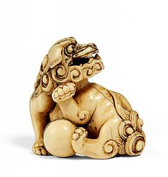 Netsuke Hockender Shishi mit Ball, 65350-65, Van Ham Kunstauktionen