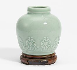 Kleine Vase mit gemodelten Lotosblueten in flachem Relief, 66104-15, Van Ham Kunstauktionen