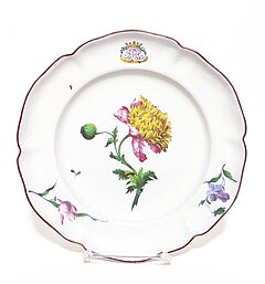 Teller mit Chrysantheme und bekroentem Spiegelmonogramm, 58116-57, Van Ham Kunstauktionen