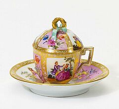 Deutschland - Deckeltasse und Untertasse mit figuerlichen Szenen, 55339-19, Van Ham Kunstauktionen