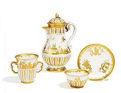 Meissen - Kaffeekanne Doppelhenkelbecher amp Koppchen und Unterschale mit Goldchinesen, 64084-72, Van Ham Kunstauktionen
