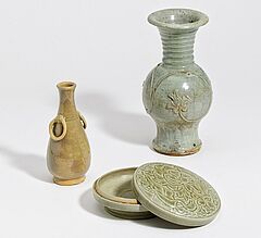 Deckeldose und zwei Vasen, 64493-6, Van Ham Kunstauktionen