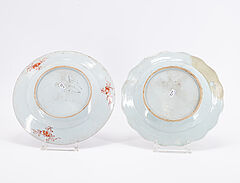 Gruppe aus neun Tellern mit verschiedenen Dekoren Famille Rose, 79866-19, Van Ham Kunstauktionen