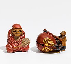 Zwei Netsuke Daruma und Mann mit grosser Mokugyo-Trommel, 63200-13, Van Ham Kunstauktionen