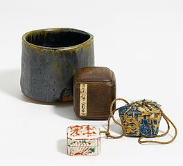 Schwarze Setoguro chawan und Weihrauchkaestchen aus Porzellan, 64152-5, Van Ham Kunstauktionen