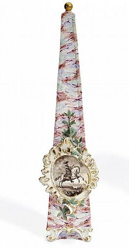 Meissen - Obelisk mit Bildnis August dem Starken zu Pferde, 56004-28, Van Ham Kunstauktionen