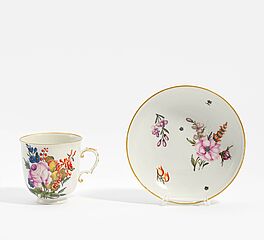 Meissen - Tasse und Untertasse mit Fruechten und Insekten, 73258-11, Van Ham Kunstauktionen