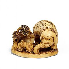 Netsuke Elefant mit zwei Blinden neben Kiefern bedeckter Huette, 65350-71, Van Ham Kunstauktionen