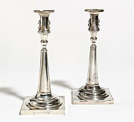 Deutschland - Paar Leuchter mit konischem Schaft und Loewenzier, 66462-2, Van Ham Kunstauktionen