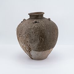 Gebauchte Vase auf Holzsockel, 76557-2, Van Ham Kunstauktionen