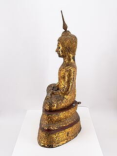 Buddha im Fuerstenschmuck auf Thronsockel sitzend, 76558-74, Van Ham Kunstauktionen
