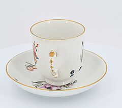 Meissen - Tasse und Untertasse mit Fruechten und Insekten, 73258-11, Van Ham Kunstauktionen