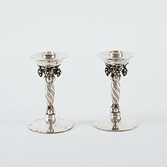 Georg Jensen - Paar Leuchter mit Traubenzier, 79947-1, Van Ham Kunstauktionen
