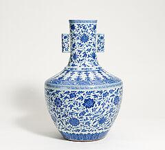 Grosse Vase mit Roehrenhenkeln und Lotosranken, 69970-4, Van Ham Kunstauktionen
