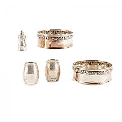 Zwei Gewürzstreuer in Fassform, eine kleine Pfeffermühle, zwei Flaschenuntersetzer, 79526-1, Van Ham Kunstauktionen