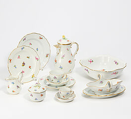 Meissen - Speise- und Kaffeeservice mit Streublumendekor, 73332-1, Van Ham Kunstauktionen