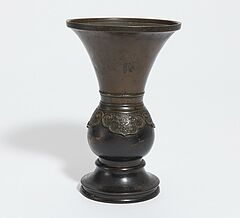 Vase in Gu-Form mit Taotie-Masken, 66656-13, Van Ham Kunstauktionen