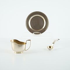 Gumbel  Co - Sauciere mit Loeffel auf rundem Untersatz, 81988-4, Van Ham Kunstauktionen