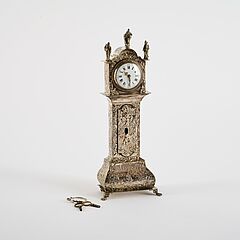 Kleine Tischuhr in Form einer Bodenstanduhr mit reichem Reliefdekor, 80854-10, Van Ham Kunstauktionen