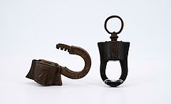 Zwei Vorhangschlösser mit hufeisenförmigem Bügel, 81851-10, Van Ham Kunstauktionen