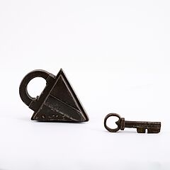 Mittelgrosses Vorhangschloss in Dreiecksform, 81851-3, Van Ham Kunstauktionen