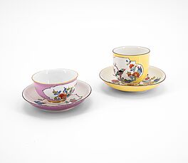 Meissen - Kaffeetasse und Untertasse mit Gelbfond und Vogeldekor amp Teetasse und Untertasse mit Purpurfond und Kakiemondekor, 76821-89, Van Ham Kunstauktionen
